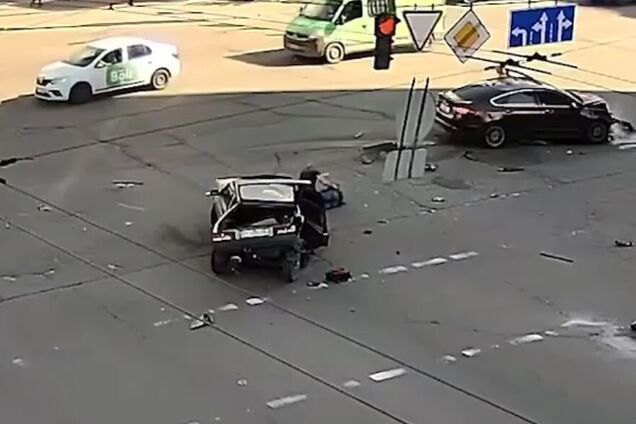 У Києві зіткнулись два автомобілі, від удару пасажир випав на проїжджу частину. Відео ДТП