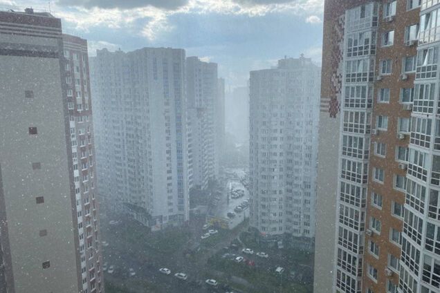 В Киеве на Осокорках выпал сильнейший град