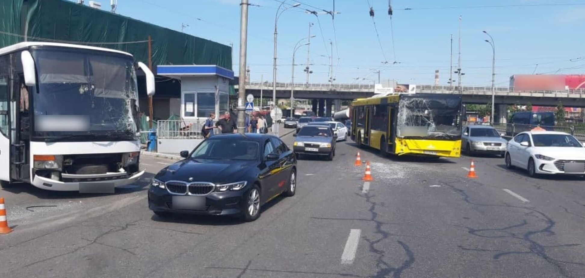 На Деміївській площі в Києві зіткнулися два автобуси: є постраждалі