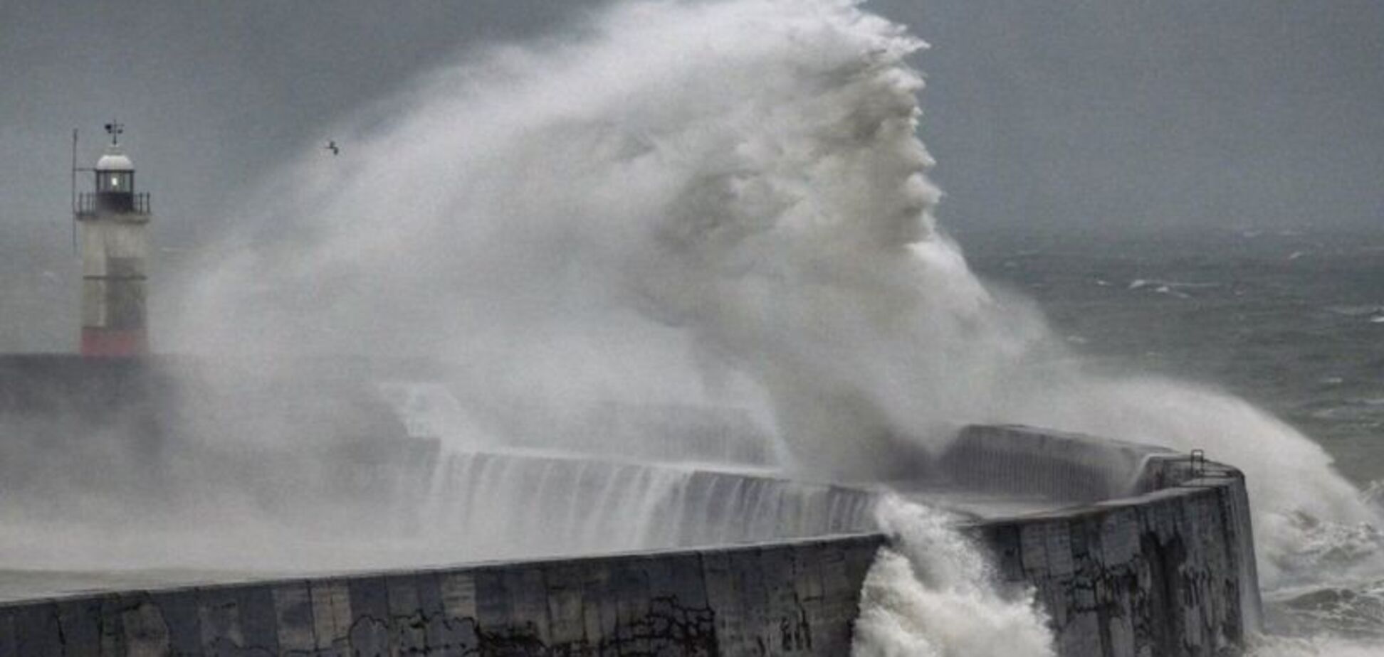 В Британии во время шорма заметили 'бога Посейдона'. Фото
