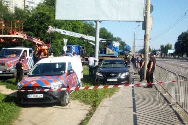 У Дніпрі прихильники Краснова блокували демонтаж аварійних білбордів. Фото