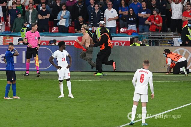 Болельщик выбежал на поле