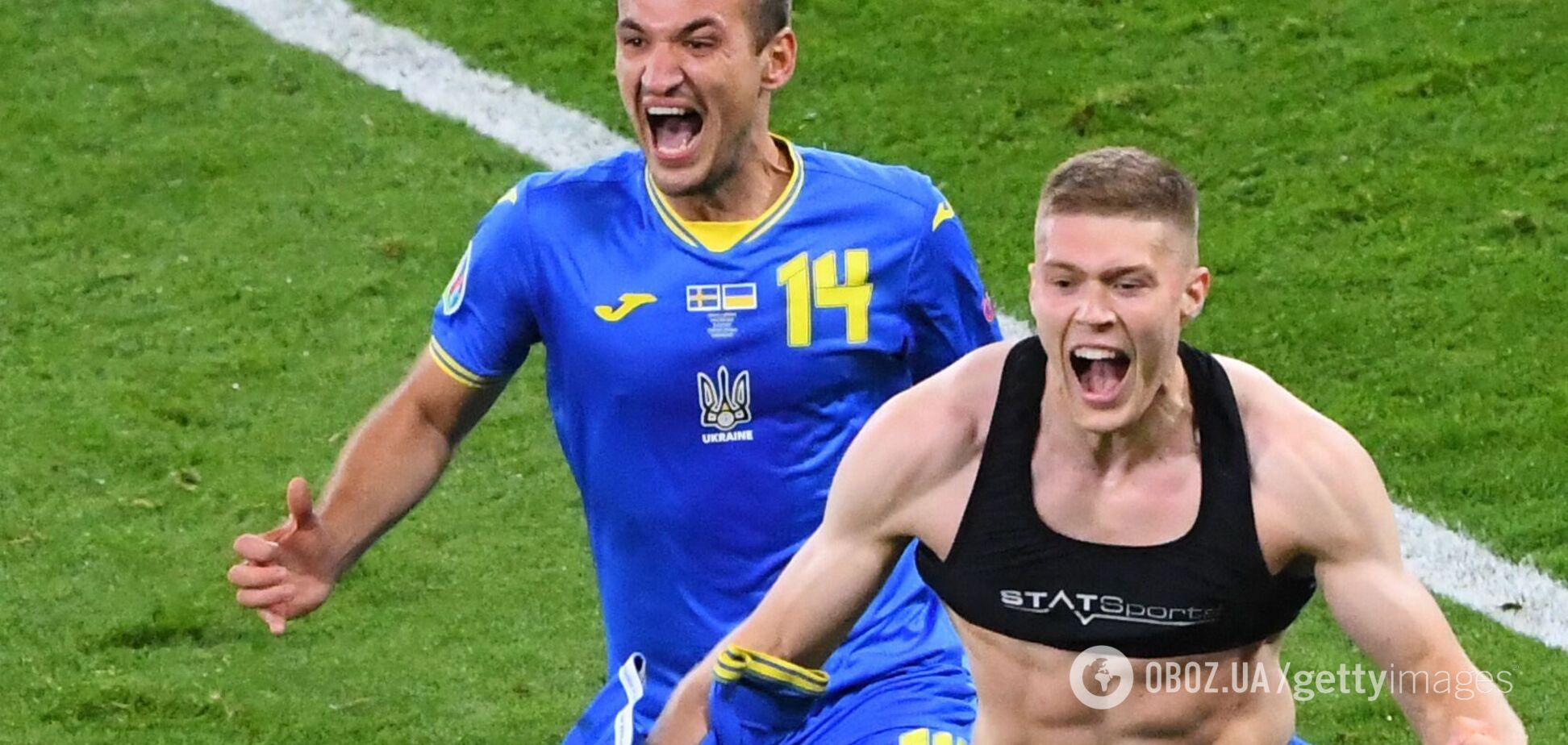 Артем Довбик празднует забитый шведам гол.