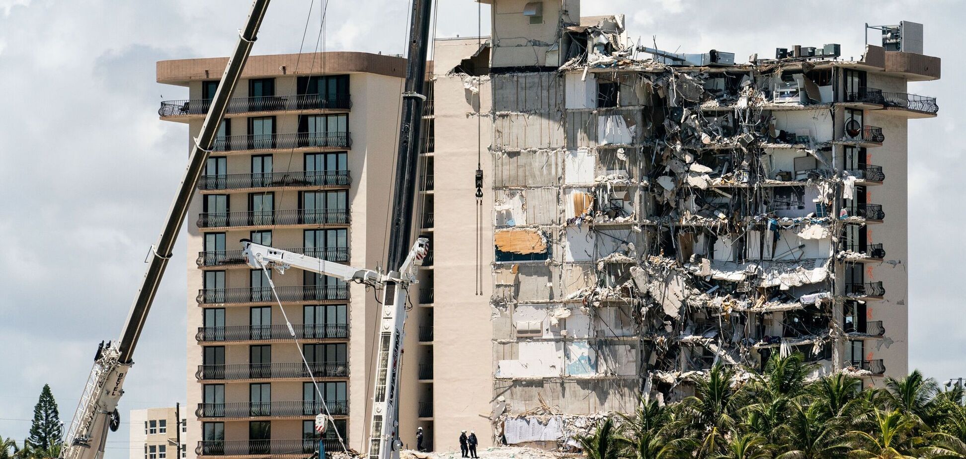 Люди в панике сообщали, что здание 'просто провалилось'