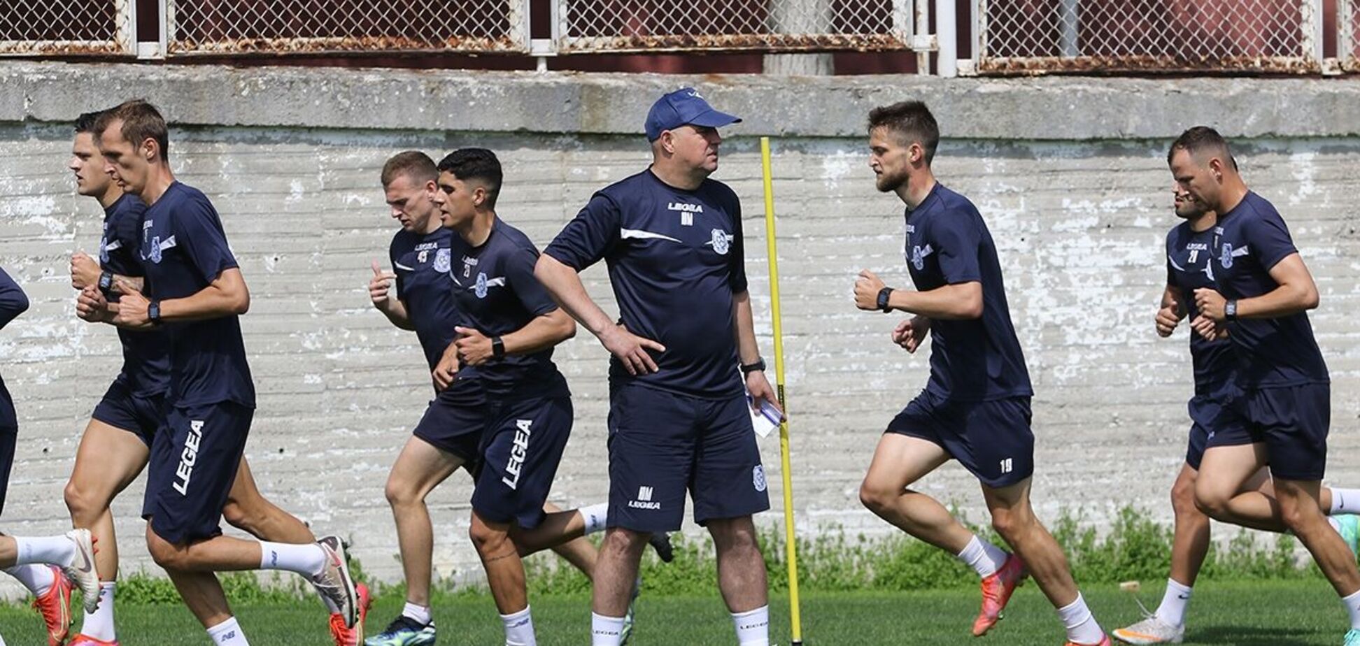 Юрий Мороз (по центру) долгое время тренировал 'Динамо' U-21