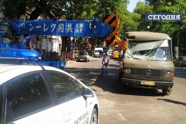 В Одесі автокран протаранив пасажирський автобус, є поранені. Відео