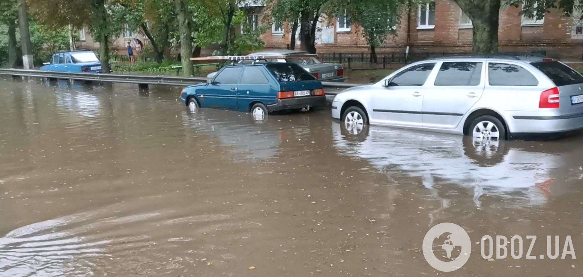 В Киеве во время ливня дороги ушли под воду