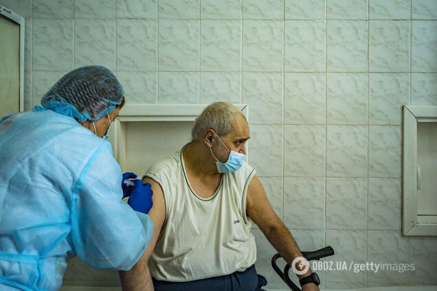В Україні розглядають варіант вакцинації проти коронавірусу трьома дозами. Відео