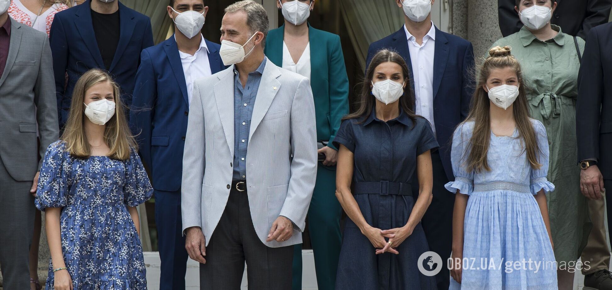 Королева Летиция появилась на публике с мужем и дочерьми в стильных луках. Фото