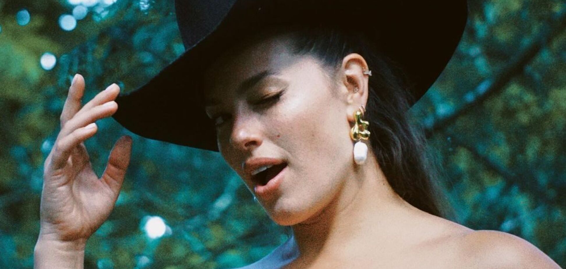 Вагітна Ешлі Грем показала кругленький живіт. Фото