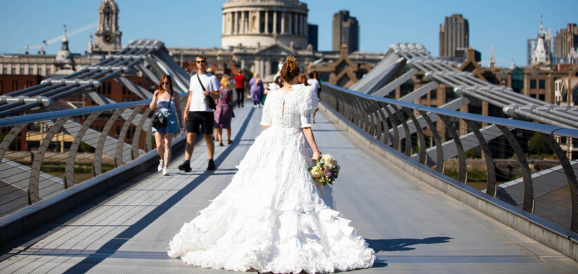 Как выглядит первое в мире платье из медицинских масок