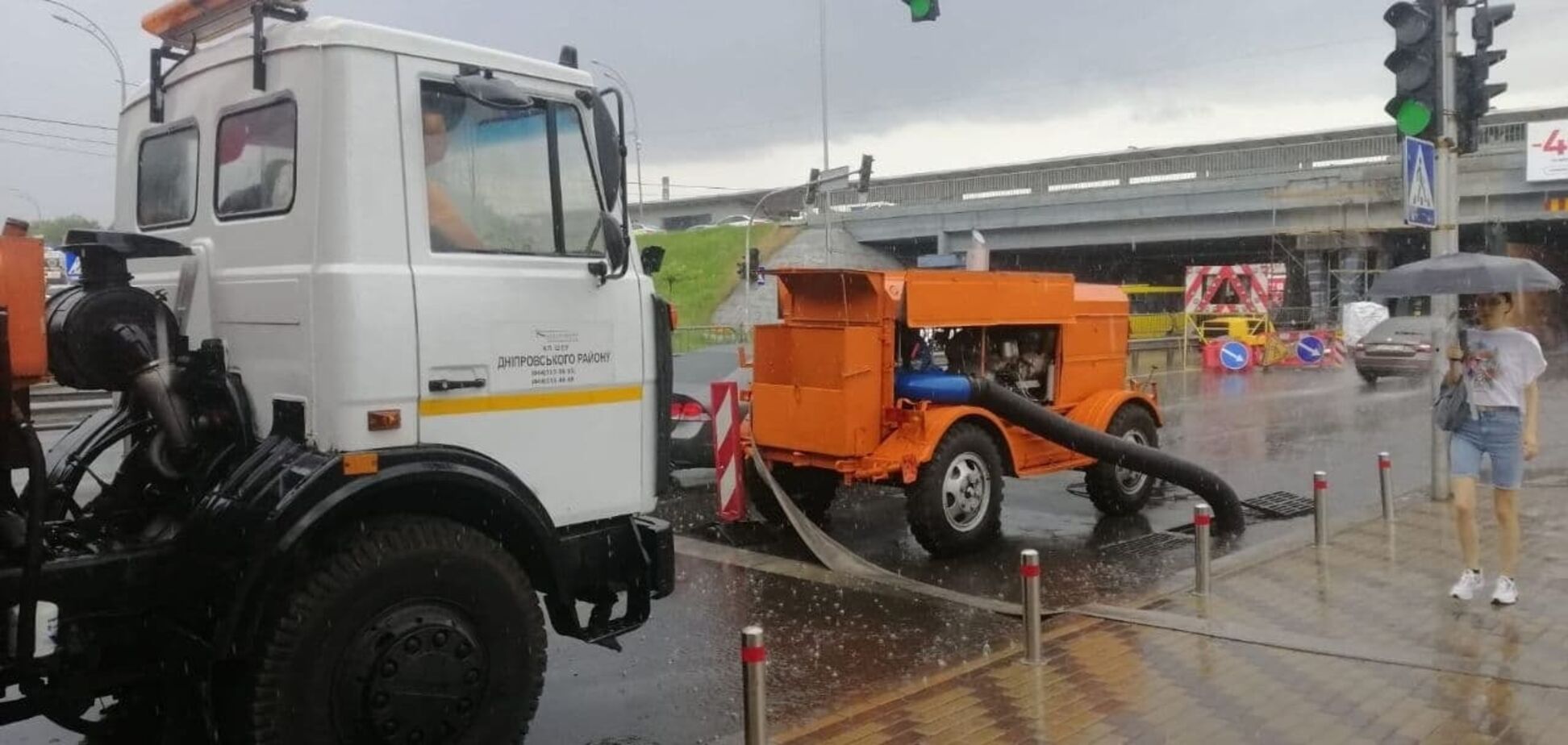 Киев накрыли ливни с грозами, коммунальщики вышли на борьбу со стихией. Фото