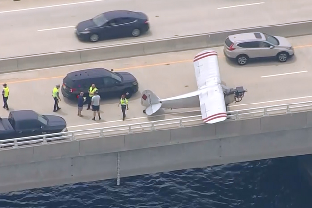 В США самолет приземлился на автомобильный мост