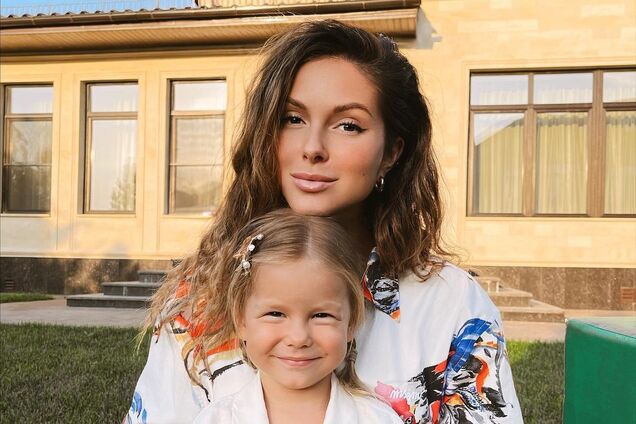 Нюша ждет второго ребенка: певица показала округлившийся живот в клипе