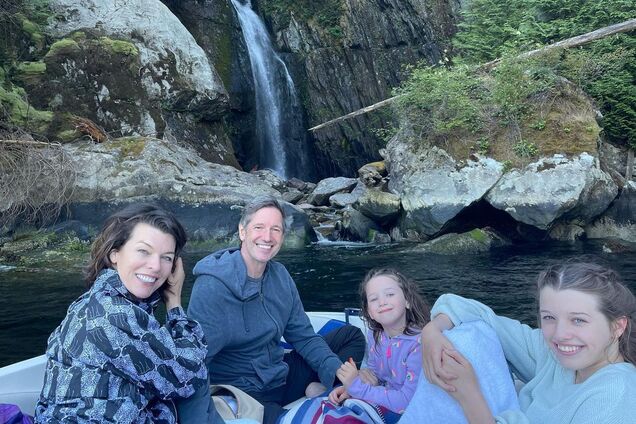 Милла Йовович порадовала поклонников семейными фото с мужем и детьми