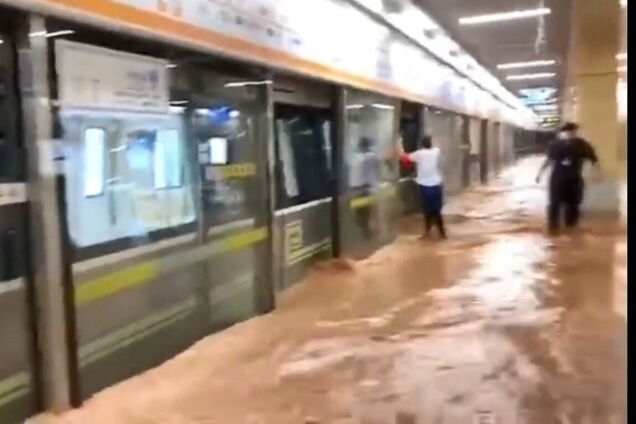 В Китае из-за наводнения затоплено метро: люди стояли по шею в воде