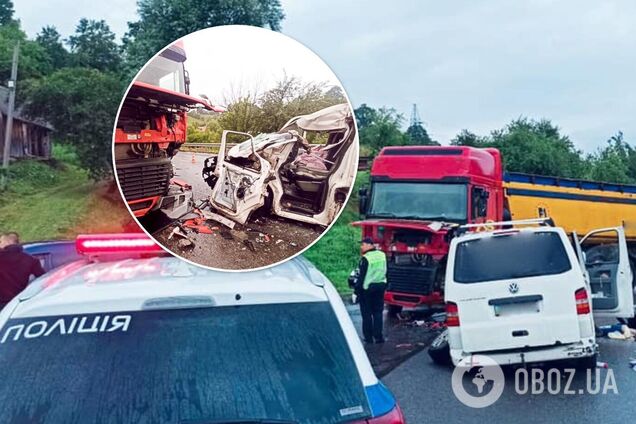 На Івано-Франківщині мікроавтобус врізався у вантажівку: 2 дорослих і 6 дітей у лікарні. Фото з місця ДТП