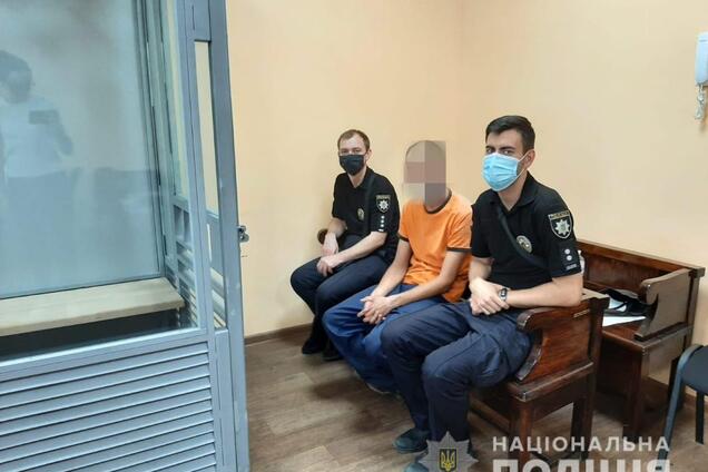 В Кривом Роге мужчина цепью приковал сына своей сожительницы: ребенку удалось вызвать копов