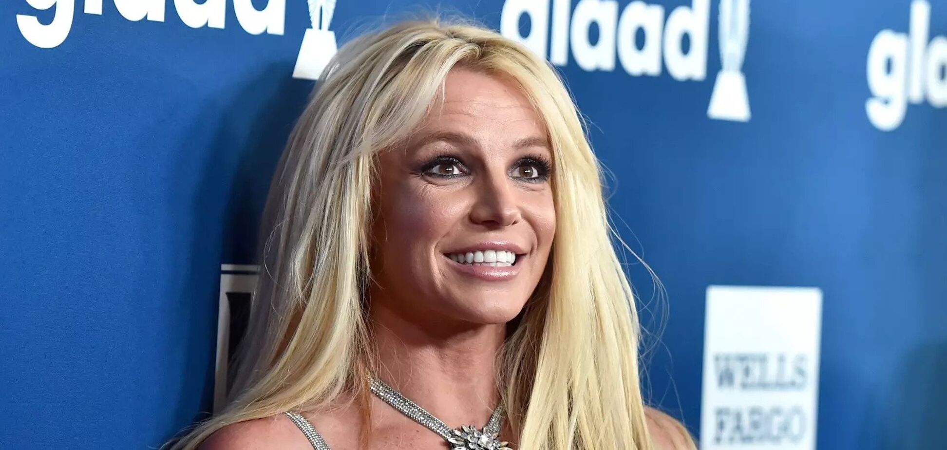 39-річна Брітні Спірс позувала топлес, прикривши груди руками. Фото