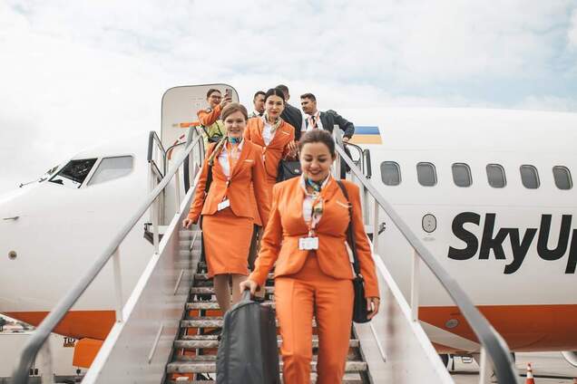 SkyUp змінює форми бортпровідників: замість каблуків будуть кросівки