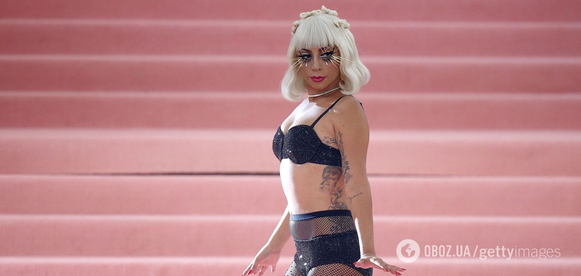 Леді Гага похвалилася фігурою в короткому топі та мініспідниці. Фото