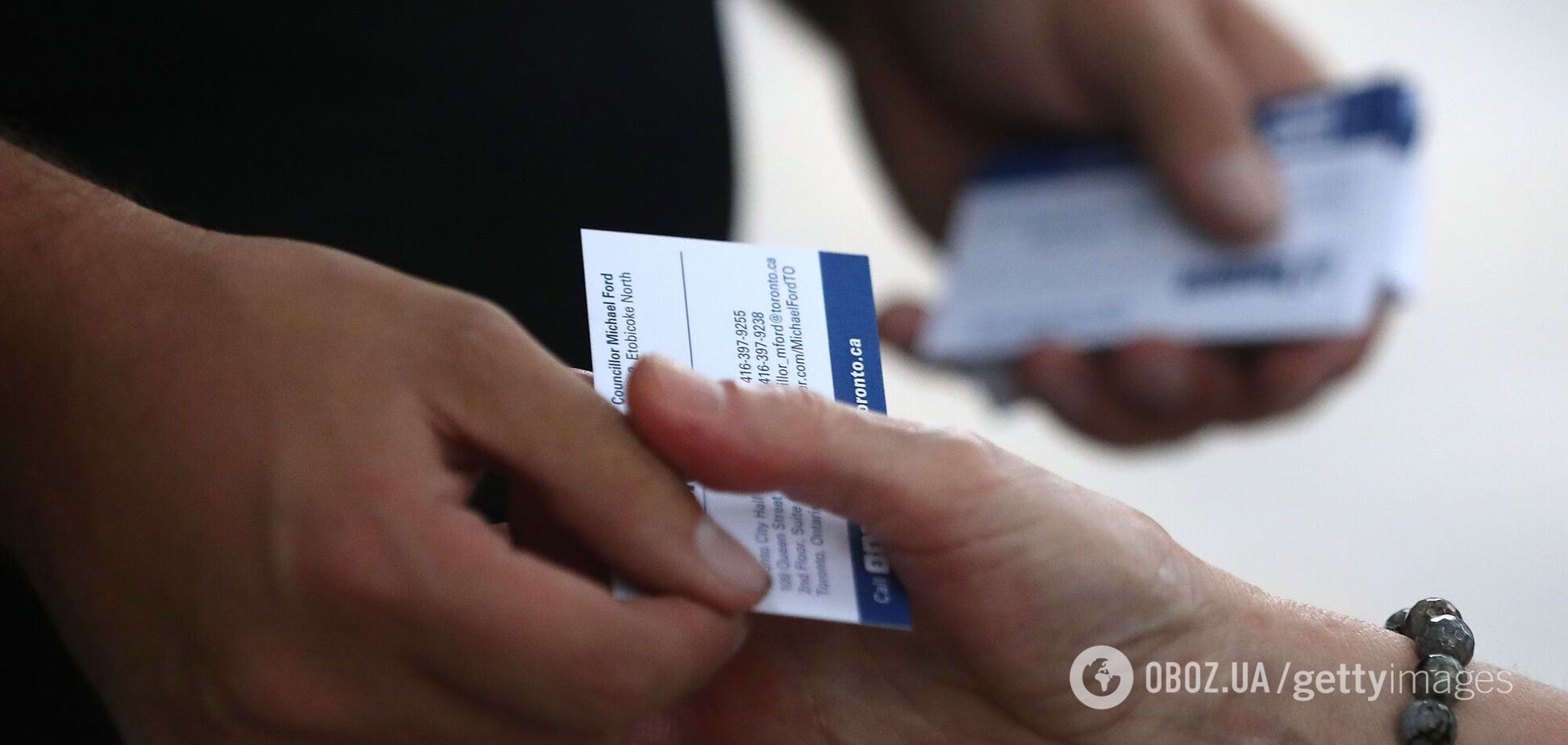 В Україні податкова захотіла стягувати 18% збір із зарплат за візитки