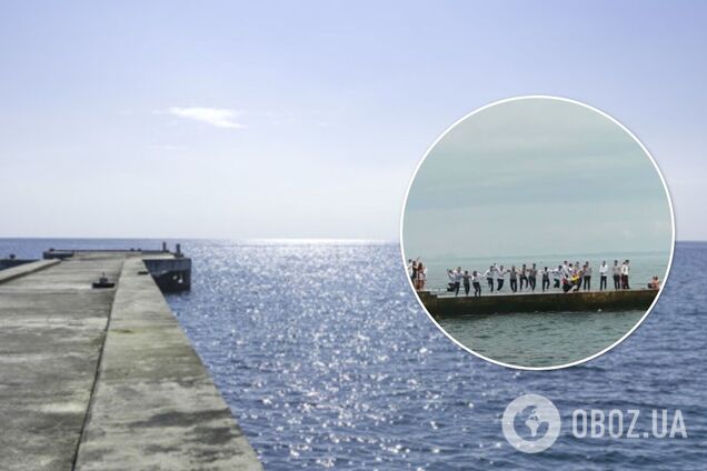 Выпускники прыгнули в море в одежде