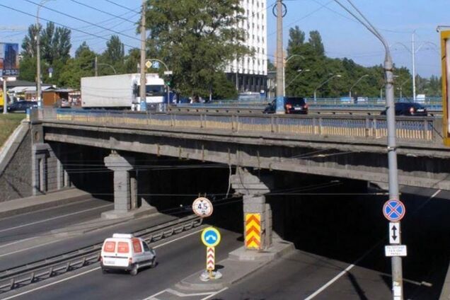 В Киеве бетонная глыба с Берестейского моста рухнула на авто: причина ЧП и рассказ очевидца. Видео