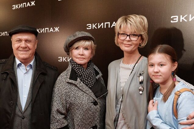 Владимир Меньшов с женой, дочерью и внучкой