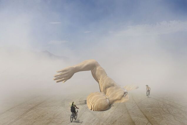 В Киеве возле Арки дружбы народов появилась огромная скульптура, посвященная силе духа. Фото, видео