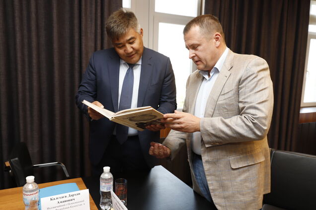 Филатов обсудил с послом Казахстана оживление межрегиональных связей между странами