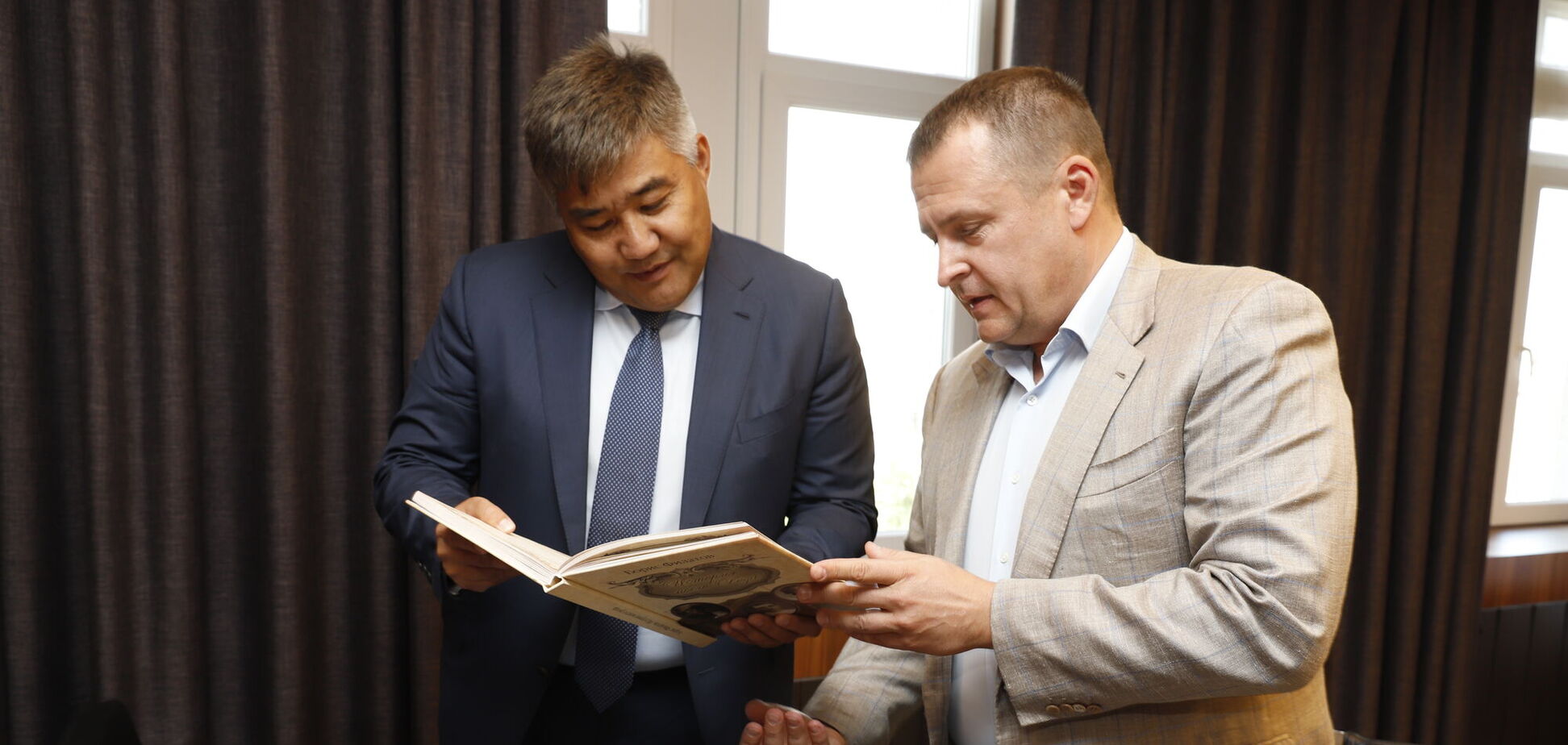 Филатов обсудил с послом Казахстана оживление межрегиональных связей между странами