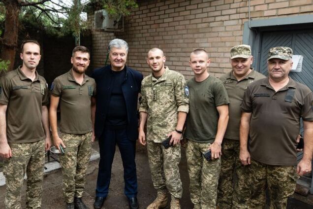 Порошенко 6 июля отвез военным в Донецкую область партию оборудования почти на миллион гривен