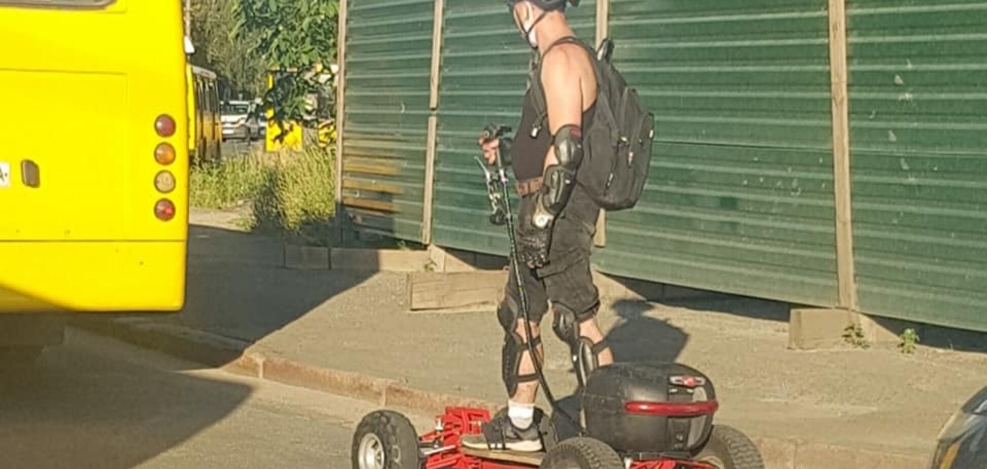 В Киеве парень 'скрестил' газонокосилку и скейт и проехался по улицам города. Фото