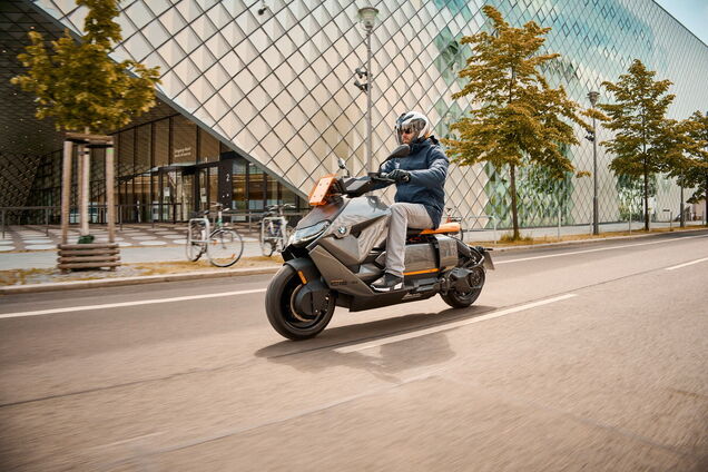 BMW показала стильный скутер на электротяге