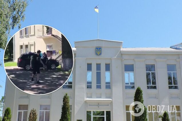 На Харьковщине мэру отомстили за грязный город и 'украсили' авто мусором. Видео