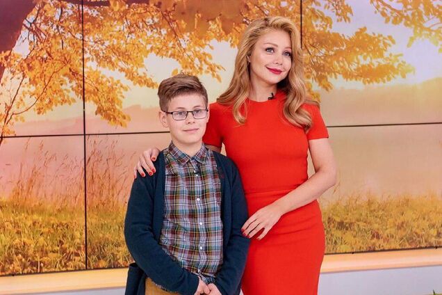 Бросала топоры и позировала у водопада: Кароль показала кадры с отдыха с сыном в Исландии