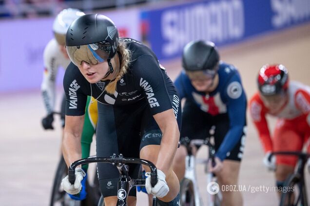 Оливия Подмор (в черном)