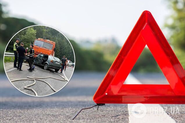 На Львівщині авто на швидкості влетіло у вантажівку, дві людини загинули на місці. Фото