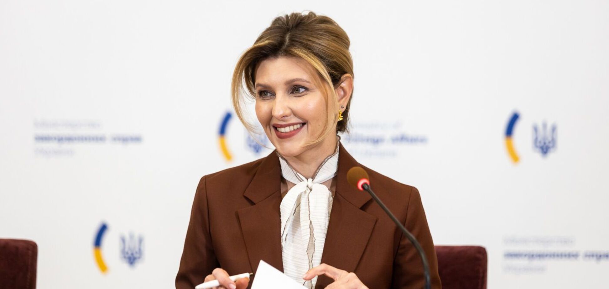 Олена Зеленська прийшла на зустріч в елегантному коричневому вбранні. Фото