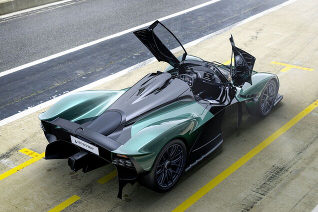 Aston Martin показал двухместный гиперкар Valkyrie Spider