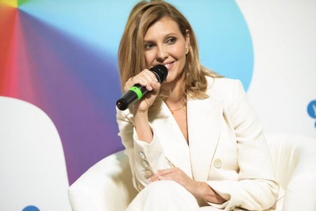 Елена Зеленская посетила выставку в эффектном молочном костюме. Фото