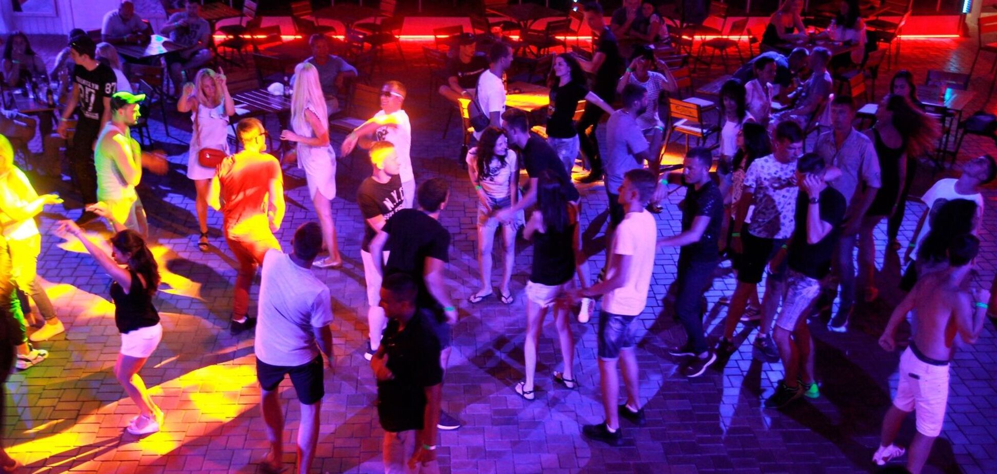 В Кирилловке отдыхающие устроили оргию в конкурсе на самый сексуальный танец. Фото 18+