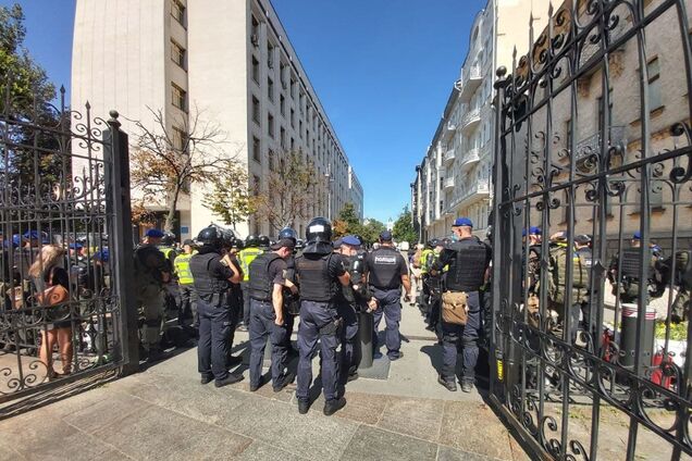 'Нацкорпус' влаштував сутички під Офісом президента: відео