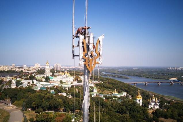 В Киеве установили новый тризуб на флагштоке самого большого флага Украины