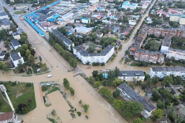 Керч цієї ночі знову пішла під воду. Плавають машини, затоплені будинки, вулиці, дороги. Частина міста накрив блекаут
