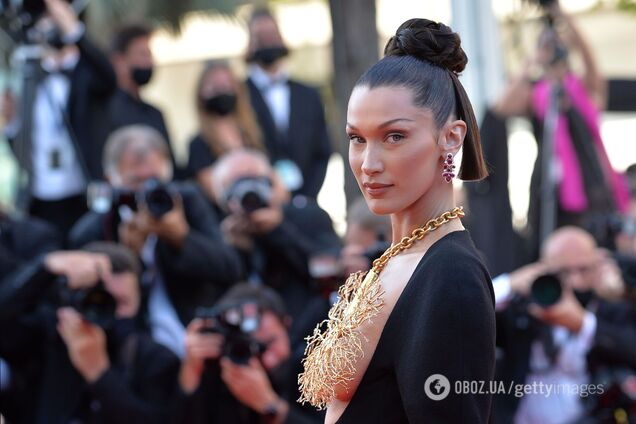 Белла Хадид вышла на публику в трендовом аксессуаре лета 2021. Фото