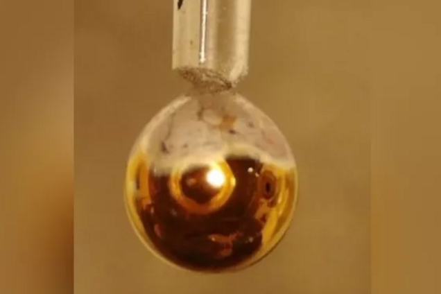 Вчені перетворили воду в метал