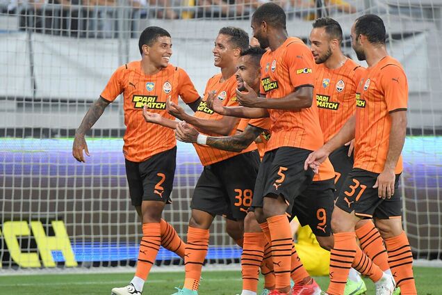 Додо (крайний слева) празднует гол с партнерами