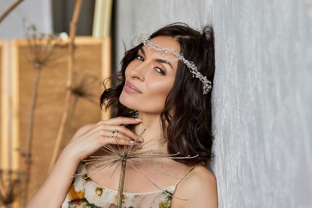 Надежда Мейхер покрасовалась в легком платье с глубоким декольте